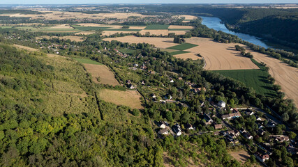 Le village de Giverny (Normandie) entre Seine, champs et collines