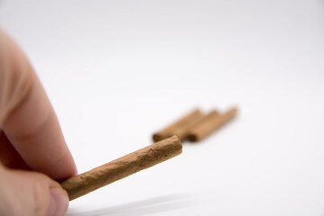 Cigarrillo aislado sobre fondo blanco