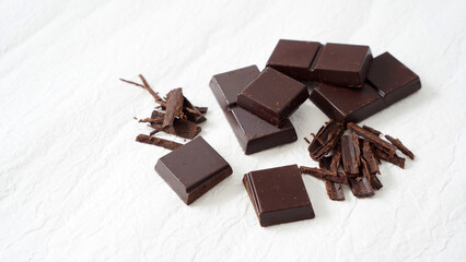 白い背景置かれたハイカカオのチョコレート