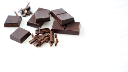 白い背景置かれたハイカカオのチョコレートとコピースペース