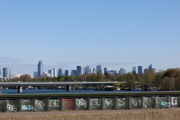 Obraz premium skyline of la defense district from a bridge in paris