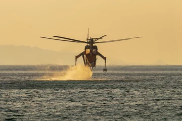 Fotobehang Brandhelikopter Sikorsky S-64 in de lucht bij Loutraki in Griekenland voor de grote brand. © Bill Anastasiou