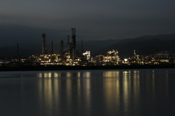 Fototapeta premium コンビナート夜景！山口県周南市 SDGs地球環境と地球のミライ えんとつ町