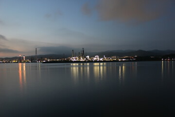 Fototapeta premium コンビナート夜景！山口県周南市 SDGs地球環境と地球のミライ えんとつ町