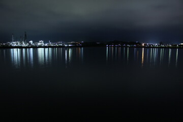 Obraz premium コンビナート夜景！山口県周南市 SDGs地球環境と地球のミライ えんとつ町