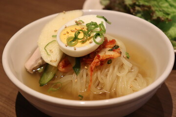 茹で卵を乗せた韓国冷麺