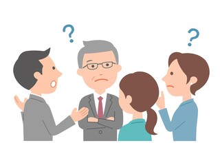 疑問が浮かぶビジネスパーソン4人　上司と部下