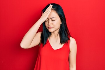 Obraz premium Young chinese girl wearing casual clothes surprised with hand on head for mistake, remember error. forgot, bad memory concept.