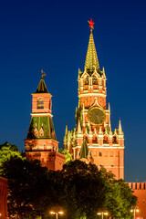 Obraz premium Spasskaya tower of Moscow Kremlin at night, Russia