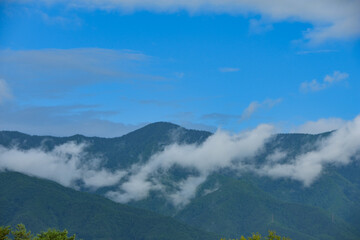 雨上がりの朝　朝靄かかる信州の山並み