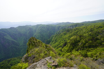 Fototapeta na wymiar 熊野の山々新緑萌えるとき　大蛇嵓
