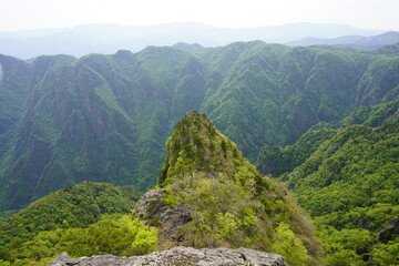 熊野の山々新緑萌えるとき　大蛇嵓