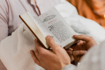 Naklejka premium reading a book