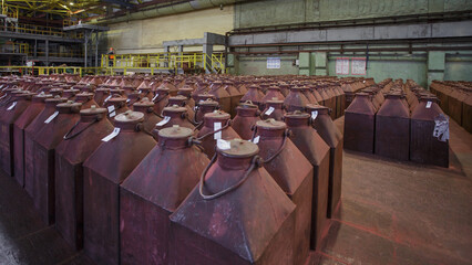 Containers with pure copper powder.