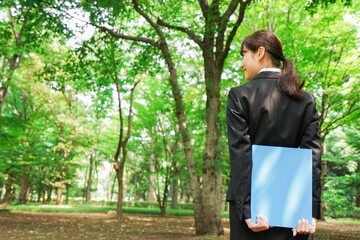 書類を持つビジネスウーマン