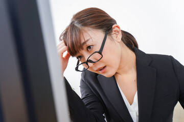 過労・長時間労働・残業に苦しむビジネスウーマン