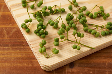 山椒を木目テーブルで