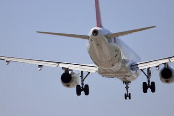 着陸する飛行機の後姿