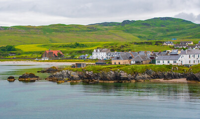 Fototapeta na wymiar Buchten und sanften, grünen Hügeln, Landschafft schottische Hebriden-Insel Islay 