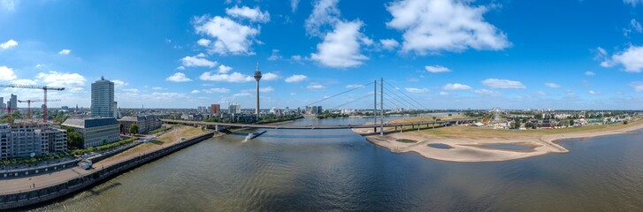 Fototapeta na wymiar Rhein in Düsseldorf, Deutschland