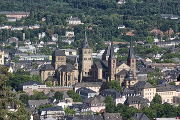 Fototapeta na wymiar Der Dom und die Kirche Liebfrauen in Trier an der Mosel. Beide sind seit 1986 Teil des UNESCO-Welterbes in Trier. 