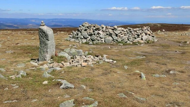 Pierre &agrave; la croix de malte et vestiges d'un abri de berger au Mont Loz&egrave;re.