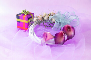 プレゼントと美しいボルドー色のカラーリリー(Calla lily)のリース（紫色のチュールの背景）
