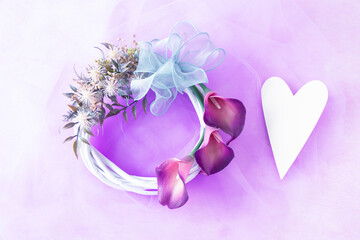 ハートと美しいボルドー色のカラーリリー(Calla lily)のリース（紫色のチュールの背景）