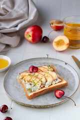 Сладкий тост с персиком на столе