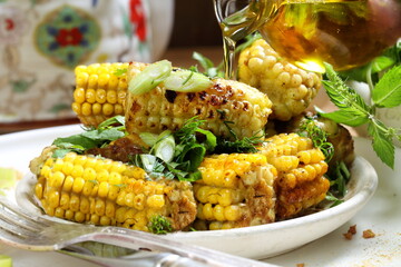 Жареная кукуруза с овощами на деревянном фоне