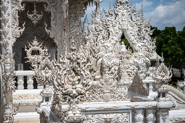 Detalles arquitectónicos de templo wat rong khun, en Chiang Rai, Tailandia	