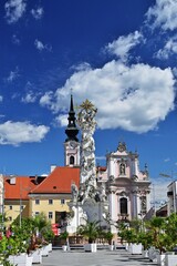 Franziskanerkirche und Dreifaltigkeitsstatue in St Pölten, vertikal