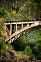 Fototapeta na wymiar uma bela ponte entre duas montanhas no Geres 