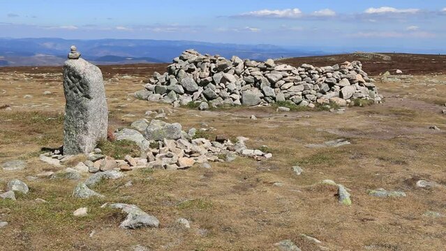 Pierre &agrave; la croix de malte et vestiges d'un abri de berger au Mont Loz&egrave;re.