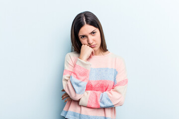 Obraz premium Young caucasian woman isolated on blue background tired of a repetitive task.
