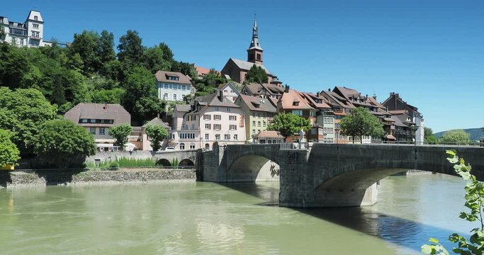 Laufenburg (Baden-Deutschland) gesehen von der Schweizer Seite, getrennt durch die alte Rheinbr&uuml;cke. Blick auf den Kirchturm 'Heilig Geist' im Zentrum des alten Dorfes auf deutscher Seite