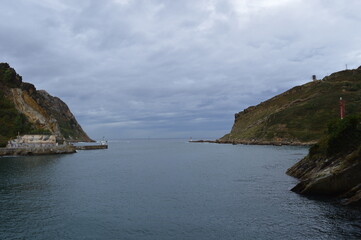 Embouchure du port de Pasajes, Pasaia au pied du mont Jaizkquibel