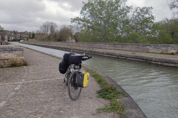 Fototapeta na wymiar Voyage à vélo au printemps 2022, de début du mois d'avril à la fin du mois de mai sur les pistes cyclables et vélo-routes du sud de la France., boucle touristique de 3416 kms .