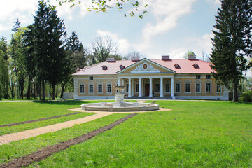 Palace and park ensemble 