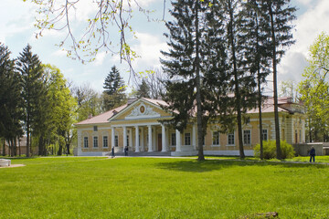 Palace and park ensemble 