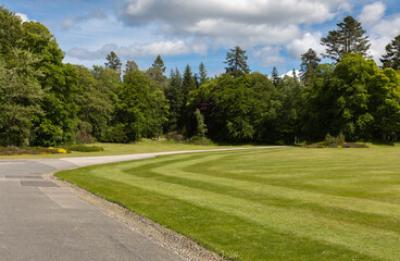 Fototapeta na wymiar Die Zufahrt zu Schloss Balmoral in Schottland