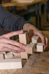 3D-Holzpuzzle mit Holzknoten zusammenbauen