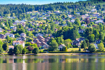 Multitude de chalets de montagne sur les pentes montagneuse bordant le lac de Gérardmer dans les Vosges