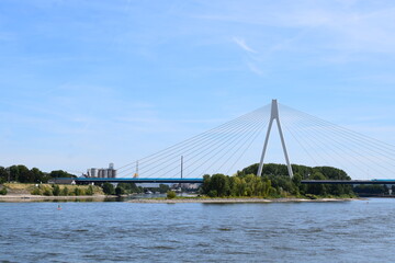 Fototapeta na wymiar Raiffeisenbrücke über den Rhein