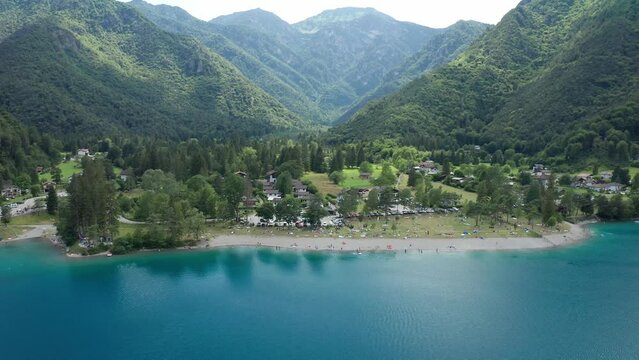 Spiaggia lago di Ledro, Trentino, Italia