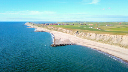 Urlaub in Dänemark, Luftaufnahme der Klippe entlang der Nordsee zwischen dem berühmten Leuchtturm...