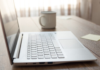 Computadora y taza de café en escritorio
