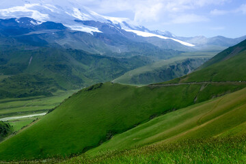 Obraz premium mountain landscape, green valley, rocky cliffs, cloudy sky, travel, hike, direction, greatness of nature, earth day, environmental care, wallpaper, place for text, splendor and beauty