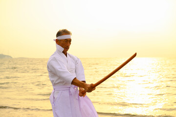 竹刀を振り回す男性　シニア　日本人　剣道　師範　師匠