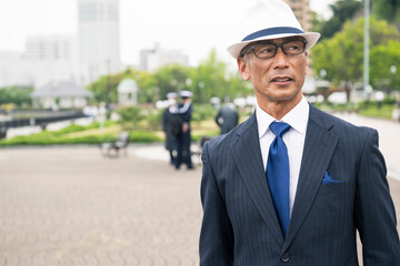 Fototapeta premium 海岸を歩く男性 シニア 中高年 日本人